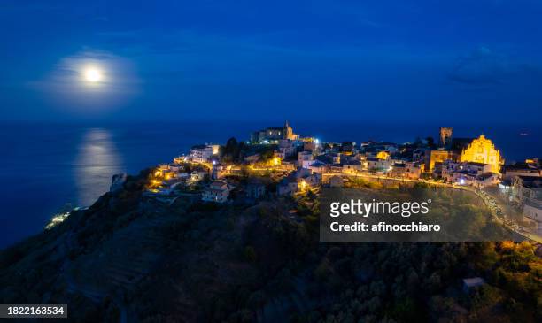 full moon over forza d'agro and coastline, messina, sicily, italy - forza horizon - fotografias e filmes do acervo