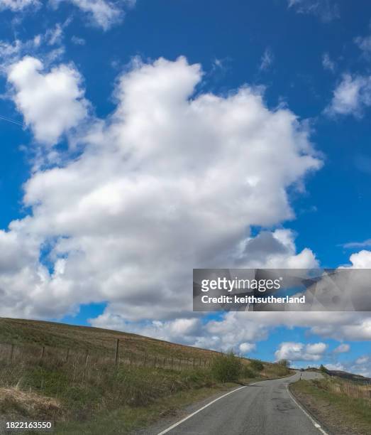 straight road through rural landscape in spring, isle of skye, inner hebrides, scotland, uk - hebriden inselgruppe stock-fotos und bilder