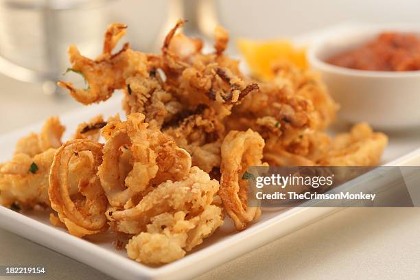frittierte calamari - fettgebraten stock-fotos und bilder