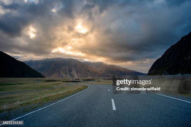 the road to mt cook, new zealand - simonbradfield stock pictures, royalty-free photos & images