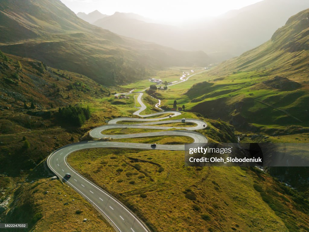Luftaufnahme der Serpentinenstrasse in den Schweizer Alpen im Herbst