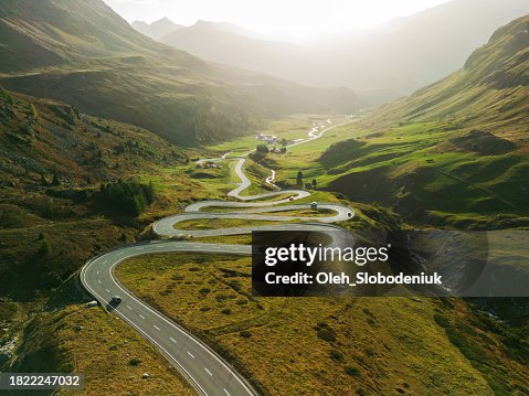 Vue aérienne d’une route sinueuse dans les Alpes suisses en automne Vue aérienne d’une route sinueuse dans les Alpes suisses en automne