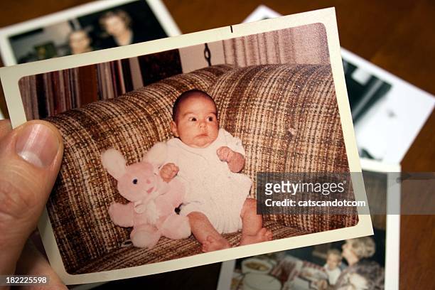 vintage foto de bebê coelho e bicho de pelúcia - 1970 imagens e fotografias de stock