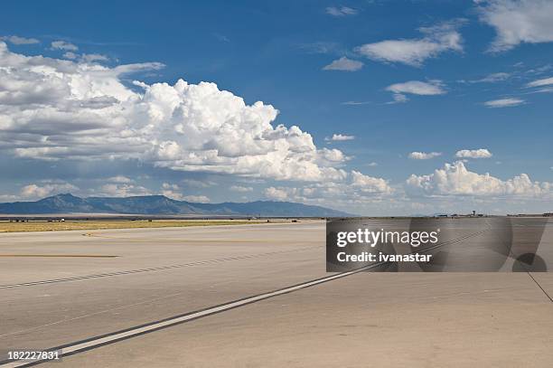 runway - vliegveld stockfoto's en -beelden