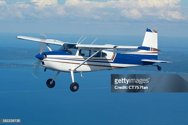 private airplane in flight - propellervliegtuig stockfoto's en -beelden