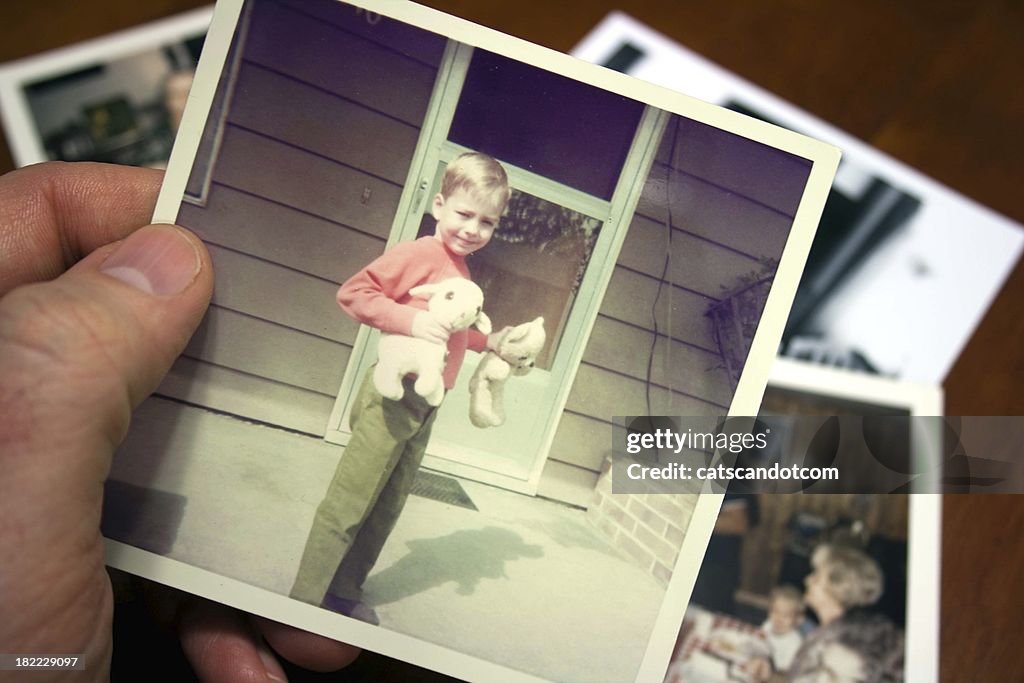 Hand, die hält Vintage Foto von Kindern bei der SOMMER