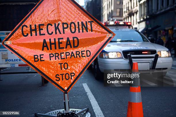 a polícia assiste - posto de controlo de segurança imagens e fotografias de stock
