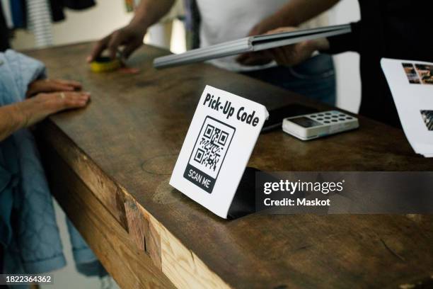 Scan Code Table Plate 472 Qr Code Table Stock Photos, High-Res Pictures, and Images - Getty ...