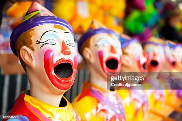clown testa in un gioco leale - fair game foto e immagini stock