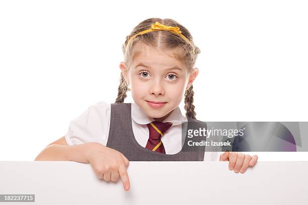 kleines mädchen mit einem leeren weißen brett - girl pointing stock-fotos und bilder