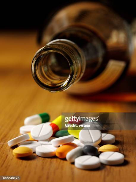 tablets and alcohol, suicide - tablet alcohol stock pictures, royalty-free photos & images