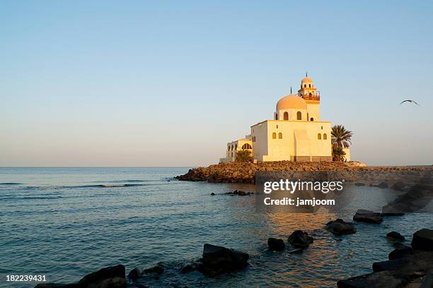 mosque by red sea - jiddah stockfoto's en -beelden