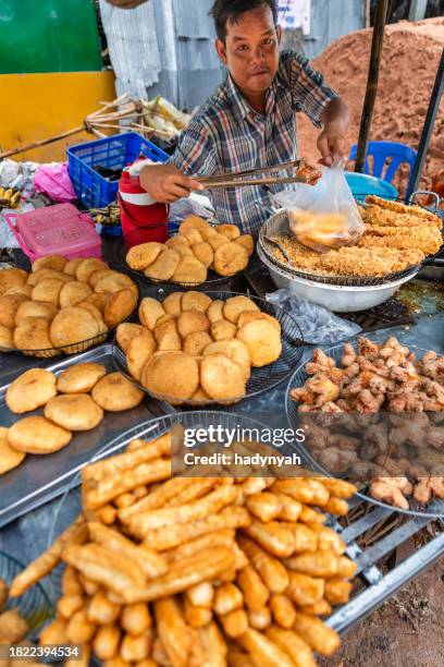 cambodian man selling snacks, cambodia - cambodjaanse cultuur stockfoto's en -beelden