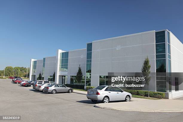 moderno edifício indústria de todos os dias - zona industrial imagens e fotografias de stock