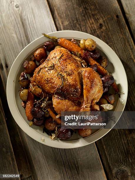 poulet rôti avec les carottes et les pommes de terre - poulet rôti photos et images de collection