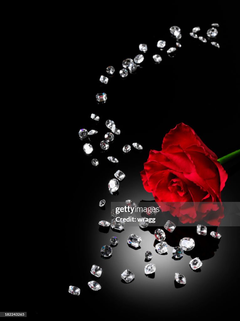 Diamants éparpillés et une Rose rouge