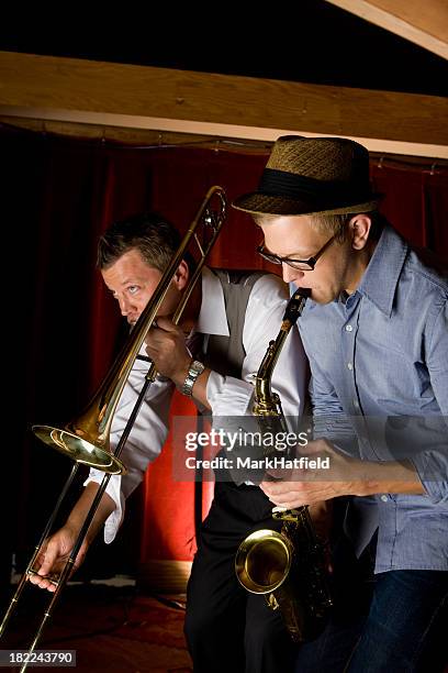 posaune und saxophon-spieler in der bar - band bar stock-fotos und bilder