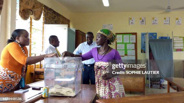 Une femme dépose son bulletin de vote dans une urne, le 20 mars 2011 à Koungou, à 15 km au nord du chef-lieu de la nouvelle collectivité...