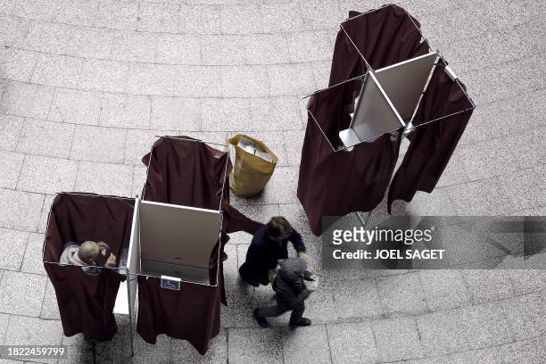 Des personnes quittent un isoloir, le 14 mars 2010 dans un bureau de vote à Paris, lors du premier tour des élections régionales. Quelque 44,2...