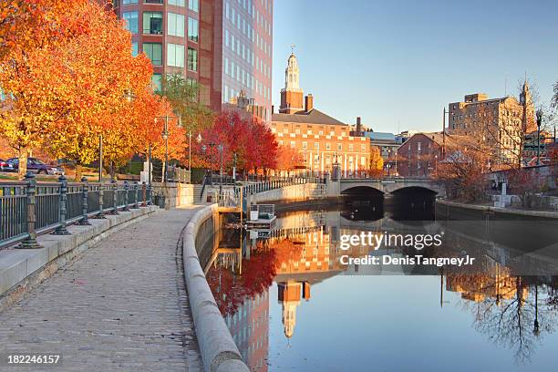 herbst in providence, rhode island. - rhode island stock-fotos und bilder
