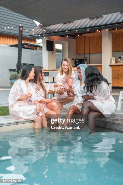 indische braut und verschiedene freunde genießen aufschnitt bei junggesellenabschied - junggesellinnenabschied stock-fotos und bilder