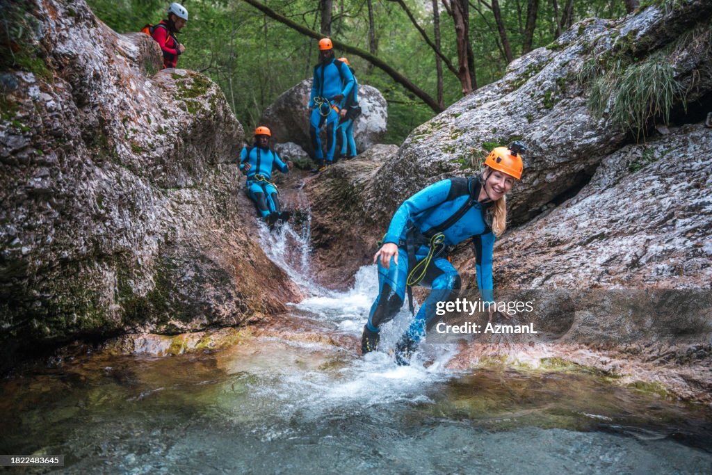 Verschiedene Freunde wandern durch Canyons in Canyoning Adventure