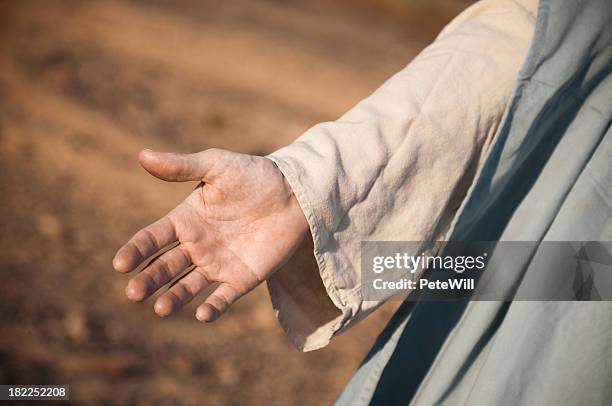 jesús acercarse - túnica fotografías e imágenes de stock