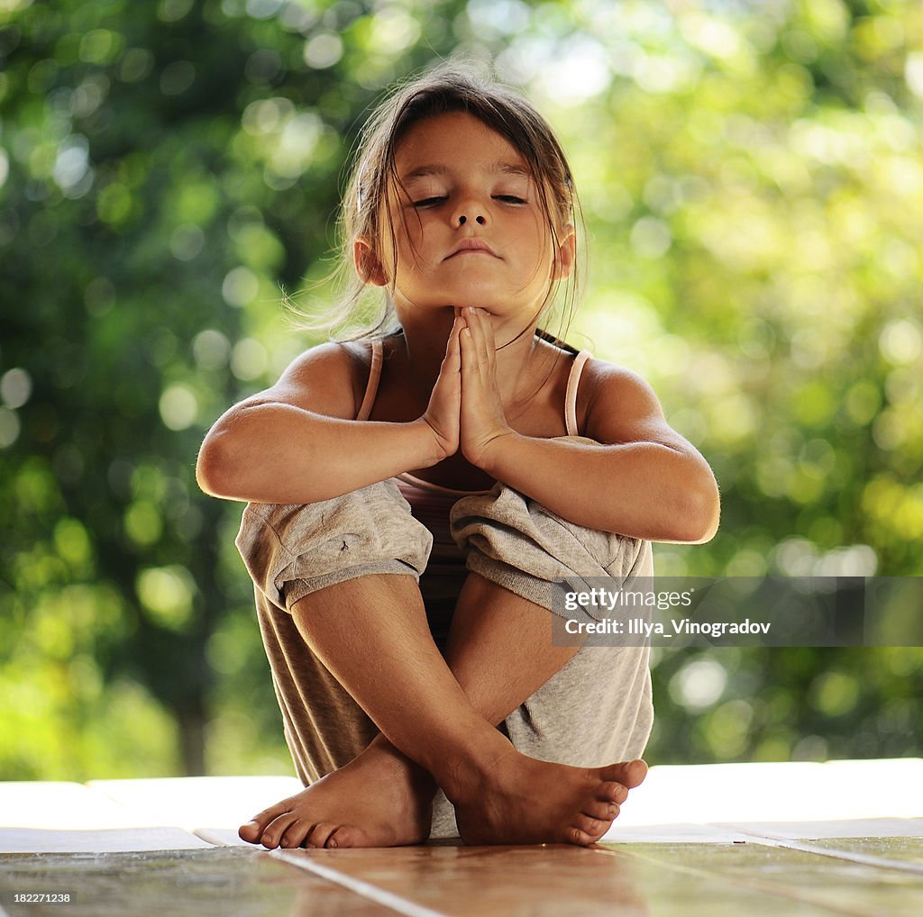 Femme sur une séance de méditation en matinée park