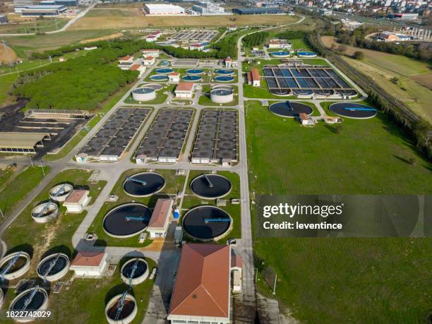 vista aérea da avançada estação de tratamento biológico de águas residuais - águas residuais - fotografias e filmes do acervo