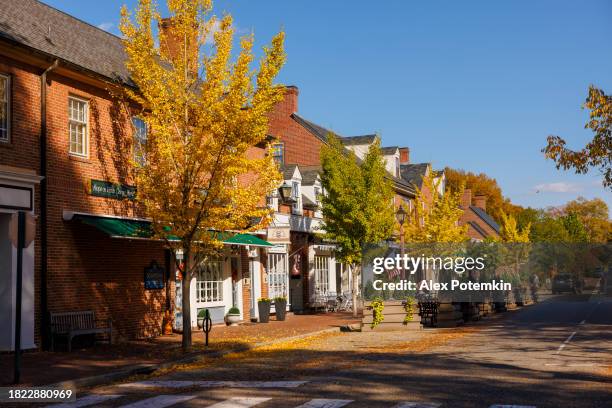 autumnal streets of historical colonial williamsburg, va: inns and shops intersect a walkway in colonial williamsburg, virginia - williamsburg virgínia imagens e fotografias de stock