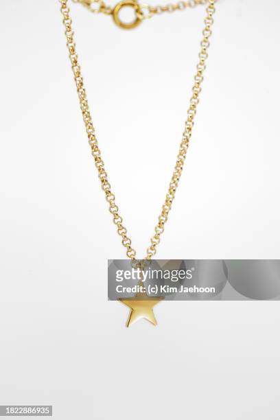 star necklace - gold chain stock-fotos und bilder