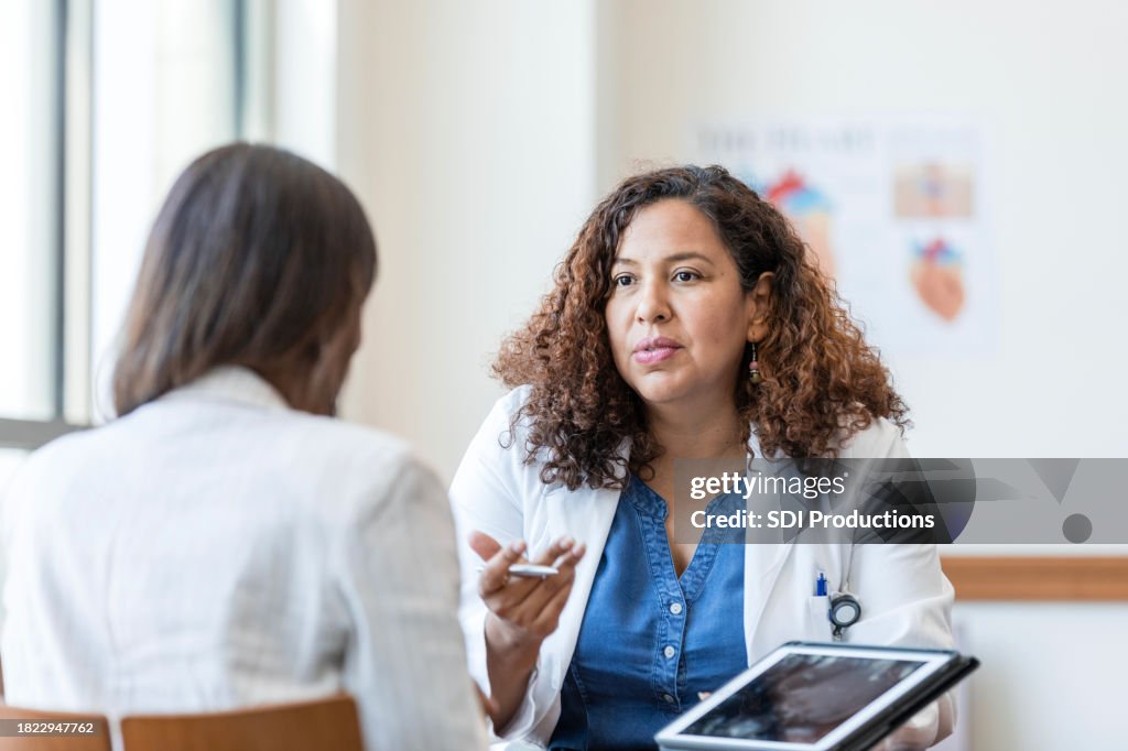 Una doctora responde a las preguntas de su paciente