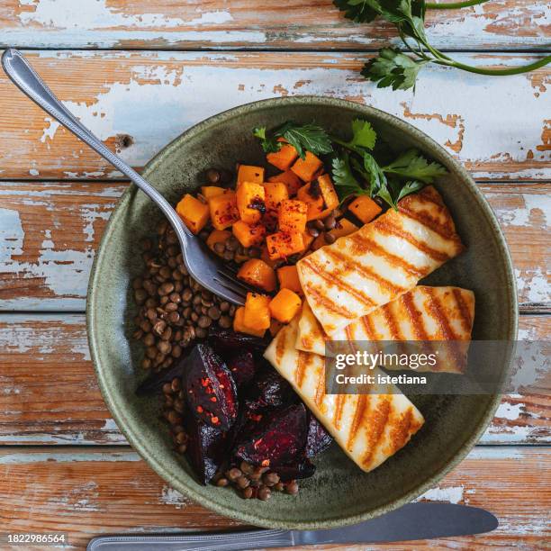 pumpkin, grilled halloumi, beet, and lentil bowl - halloumi cheese stock-fotos und bilder