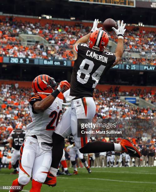 Tight end Jordan Cameron of the Cleveland Browns makes a touchdown catch over safety Taylor Mays of the Cincinnati Bengals at FirstEnergy Stadium on...