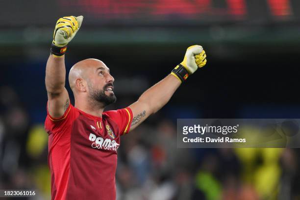 Pepe Reina of Villarreal CF celebrates after Alex Baena of Villarreal CF scores the team's first goal during the UEFA Europa League 2023/24 match...