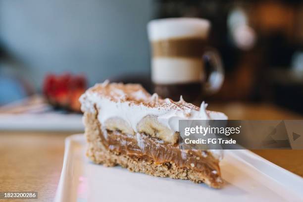 nahaufnahme eines kuchenstücks - cremetorte stock-fotos und bilder