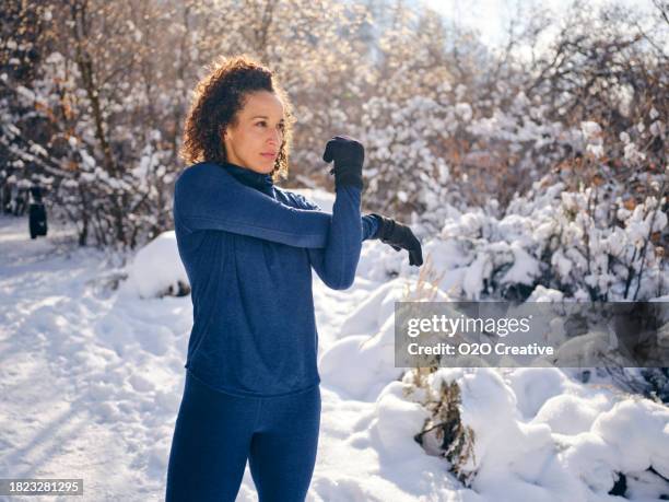 winter trail running - running outside winter stock pictures, royalty-free photos & images