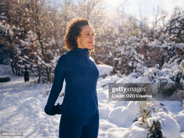 winter-trailrunning - laufen winter stock-fotos und bilder