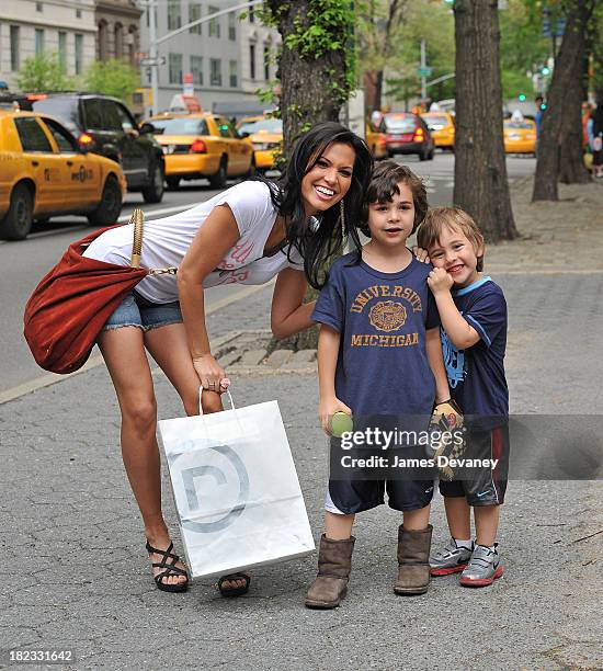 Melissa Rycroft poses with fans in her Rockport sandals on April 22, 2010 in New York City.