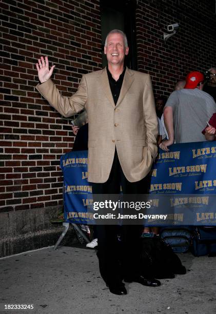 Tony Snow visits The Late Show with David Letterman on October 4, 2007 at the Ed Sullivan Theatre in New York City.