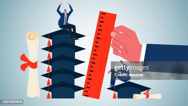 illustrations, cliparts, dessins animés et icônes de écart et iniquité dans le niveau d’éducation, écart entre l’éducation et les diplômes, éducation, écart entre les compétences professionnelles et les connaissances académiques, règle en main pour mesurer l’écart de niveau d’éducation e - niveau déducation