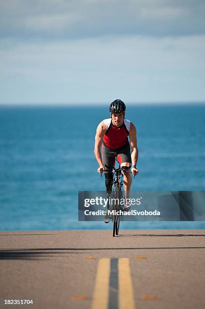 triatleta bicicleta - ironman triathlon fotografías e imágenes de stock