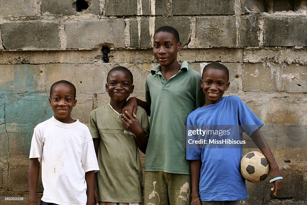 Afrikanischen Jungen mit Fußball Ball
