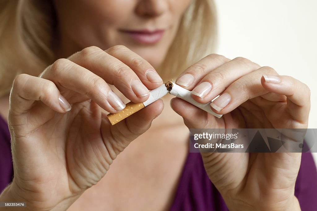 Abandono do tabagismo, quebrando um cigarro