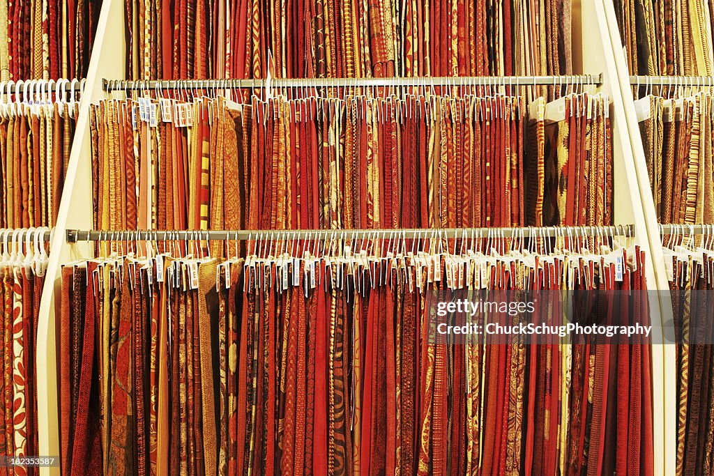 Mustering Rack Stoffmuster Rack Retail Display Stock-Foto - Getty Images