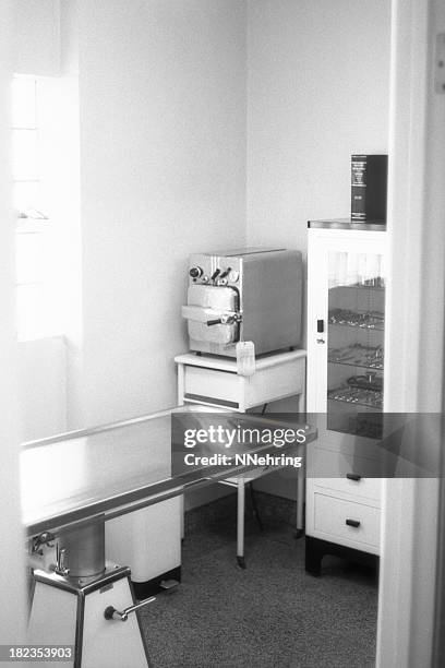 veterinary hopsital operating room 1959, retro - 1950 1959 stock pictures, royalty-free photos & images