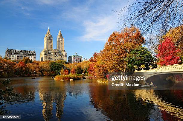 bow bridge - central park manhattan photos et images de collection
