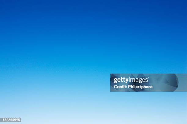 cielo despejado - blue fotografías e imágenes de stock