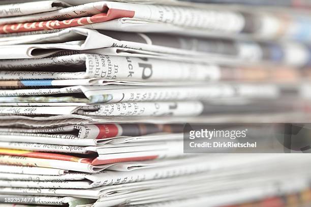 close-up of a stack of newspapers - pile of paper stockfoto's en -beelden