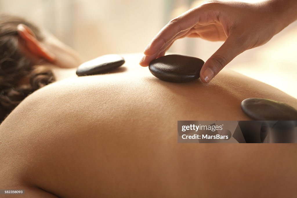 Massagem tratamento pedra quente